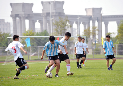 谷歌造了个虚拟足球场，让AI像打FIFA一样做强化学习训练丨开源